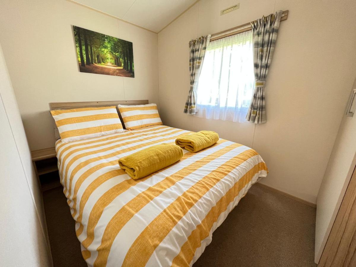 Mallard Corner, Cosy Cotswold Lakeview Lodge South Cerney Bagian luar foto
