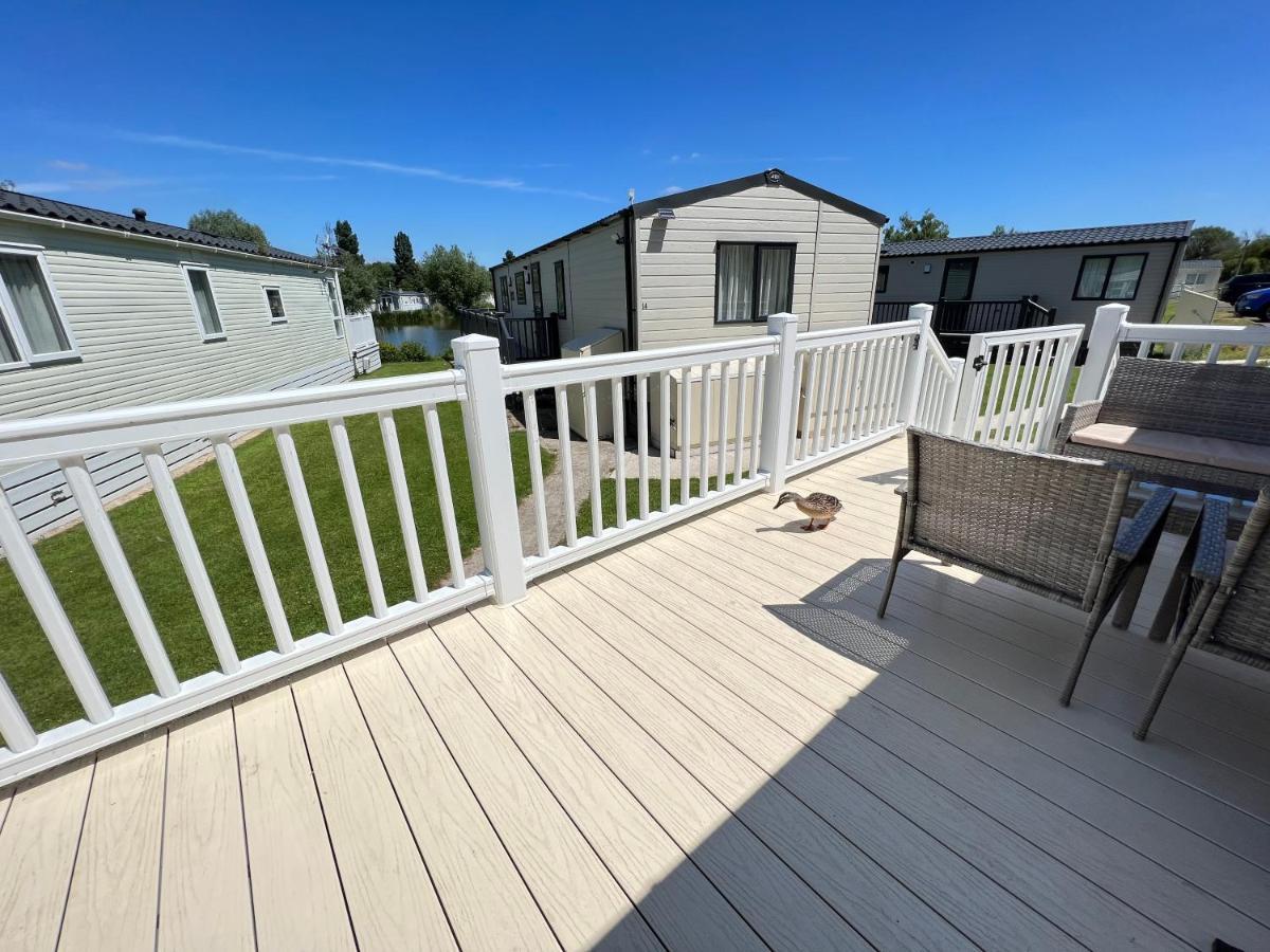 Mallard Corner, Cosy Cotswold Lakeview Lodge South Cerney Bagian luar foto