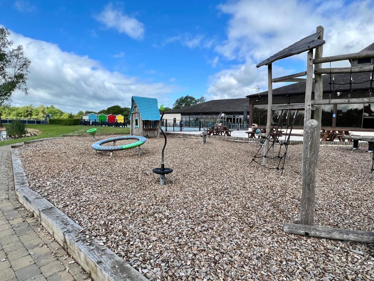 Mallard Corner, Cosy Cotswold Lakeview Lodge South Cerney Bagian luar foto