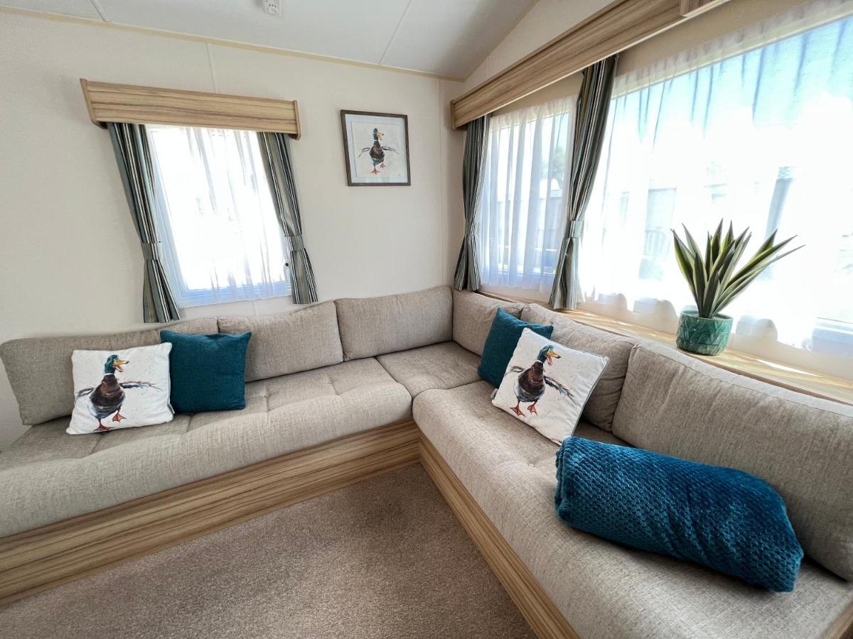 Mallard Corner, Cosy Cotswold Lakeview Lodge South Cerney Bagian luar foto