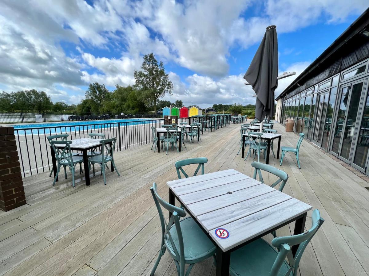 Mallard Corner, Cosy Cotswold Lakeview Lodge South Cerney Bagian luar foto