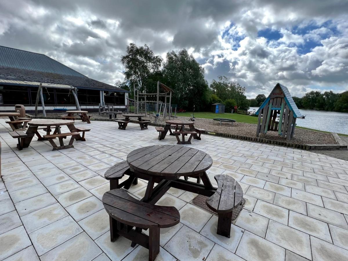 Mallard Corner, Cosy Cotswold Lakeview Lodge South Cerney Bagian luar foto