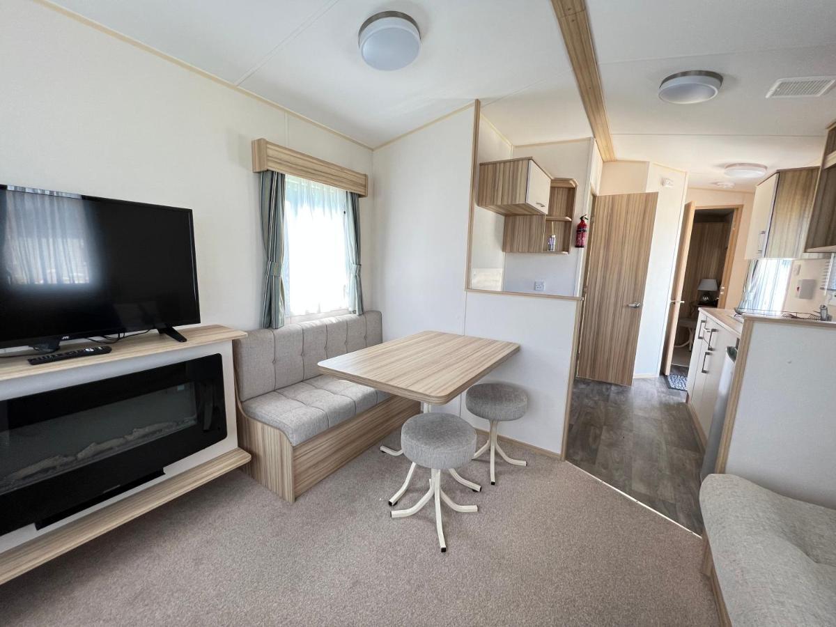 Mallard Corner, Cosy Cotswold Lakeview Lodge South Cerney Bagian luar foto