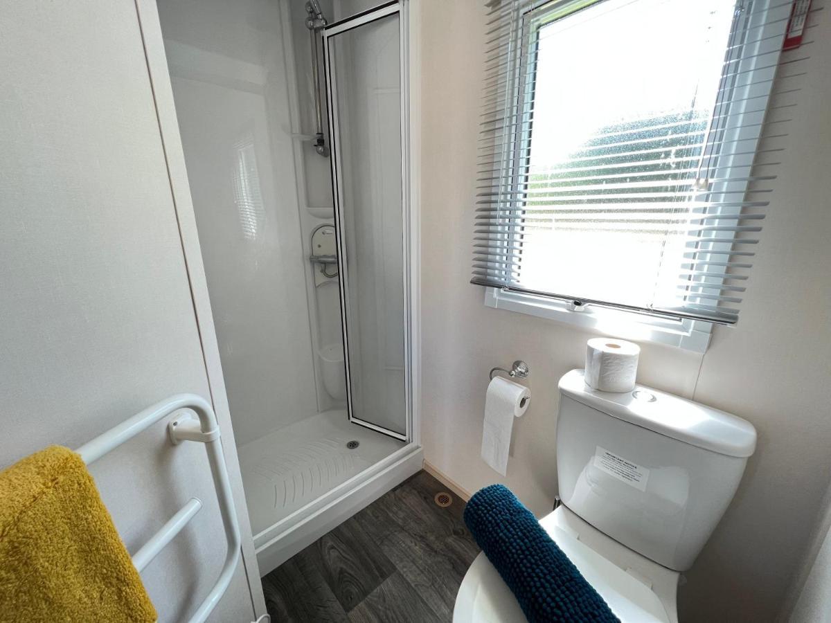 Mallard Corner, Cosy Cotswold Lakeview Lodge South Cerney Bagian luar foto