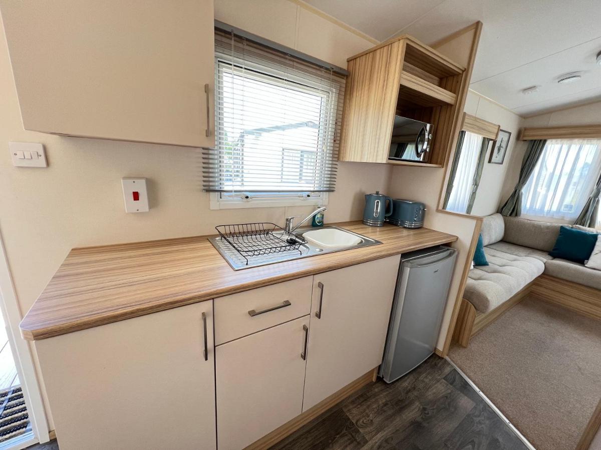 Mallard Corner, Cosy Cotswold Lakeview Lodge South Cerney Bagian luar foto