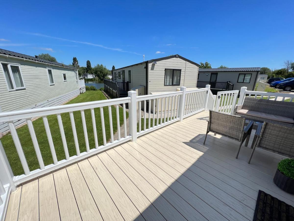 Mallard Corner, Cosy Cotswold Lakeview Lodge South Cerney Bagian luar foto