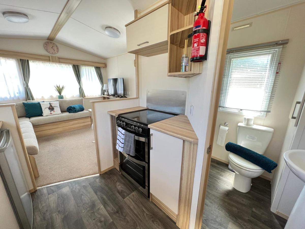Mallard Corner, Cosy Cotswold Lakeview Lodge South Cerney Bagian luar foto
