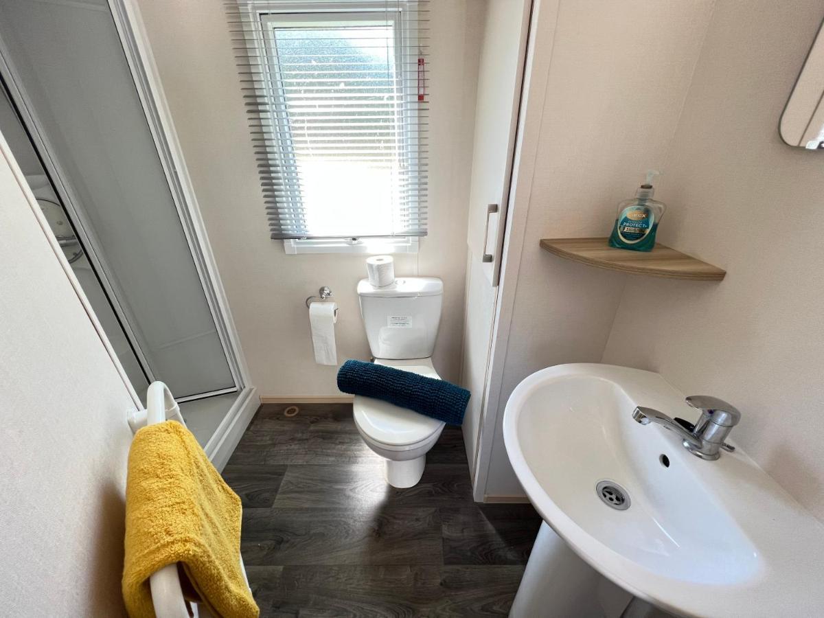 Mallard Corner, Cosy Cotswold Lakeview Lodge South Cerney Bagian luar foto
