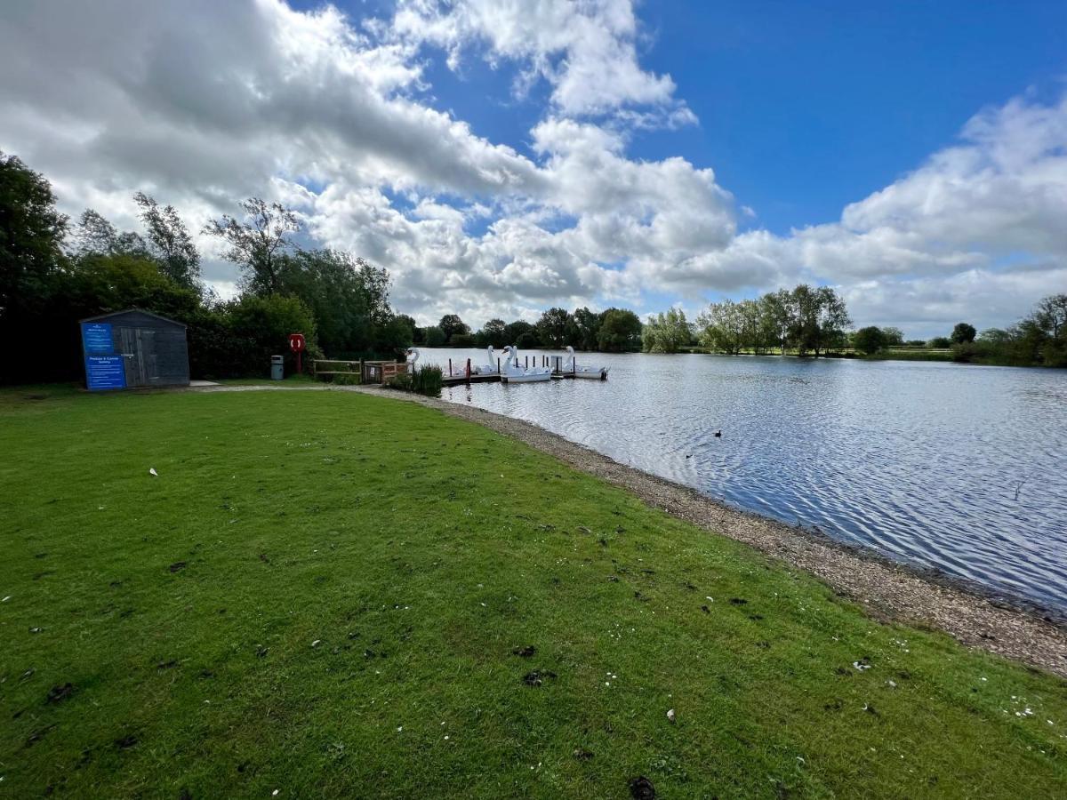 Mallard Corner, Cosy Cotswold Lakeview Lodge South Cerney Bagian luar foto