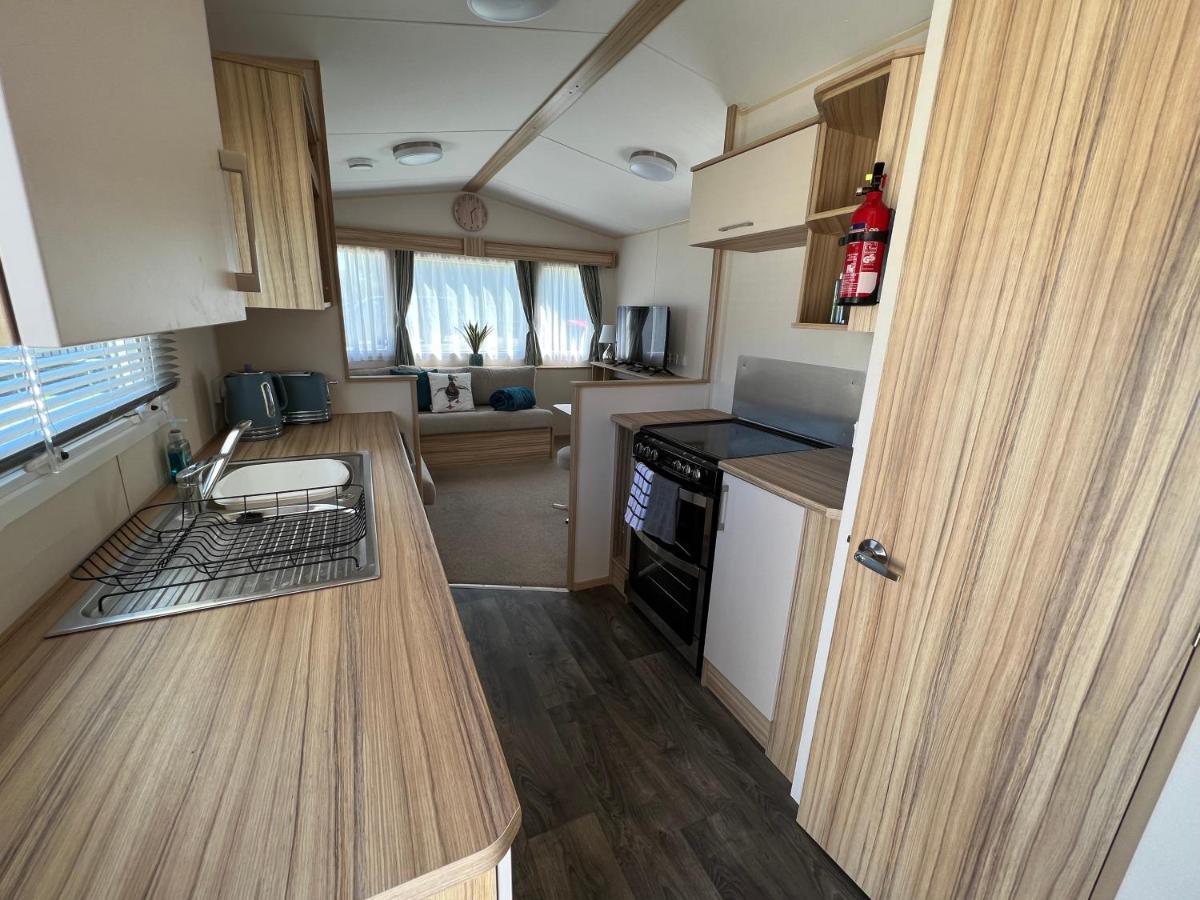 Mallard Corner, Cosy Cotswold Lakeview Lodge South Cerney Bagian luar foto
