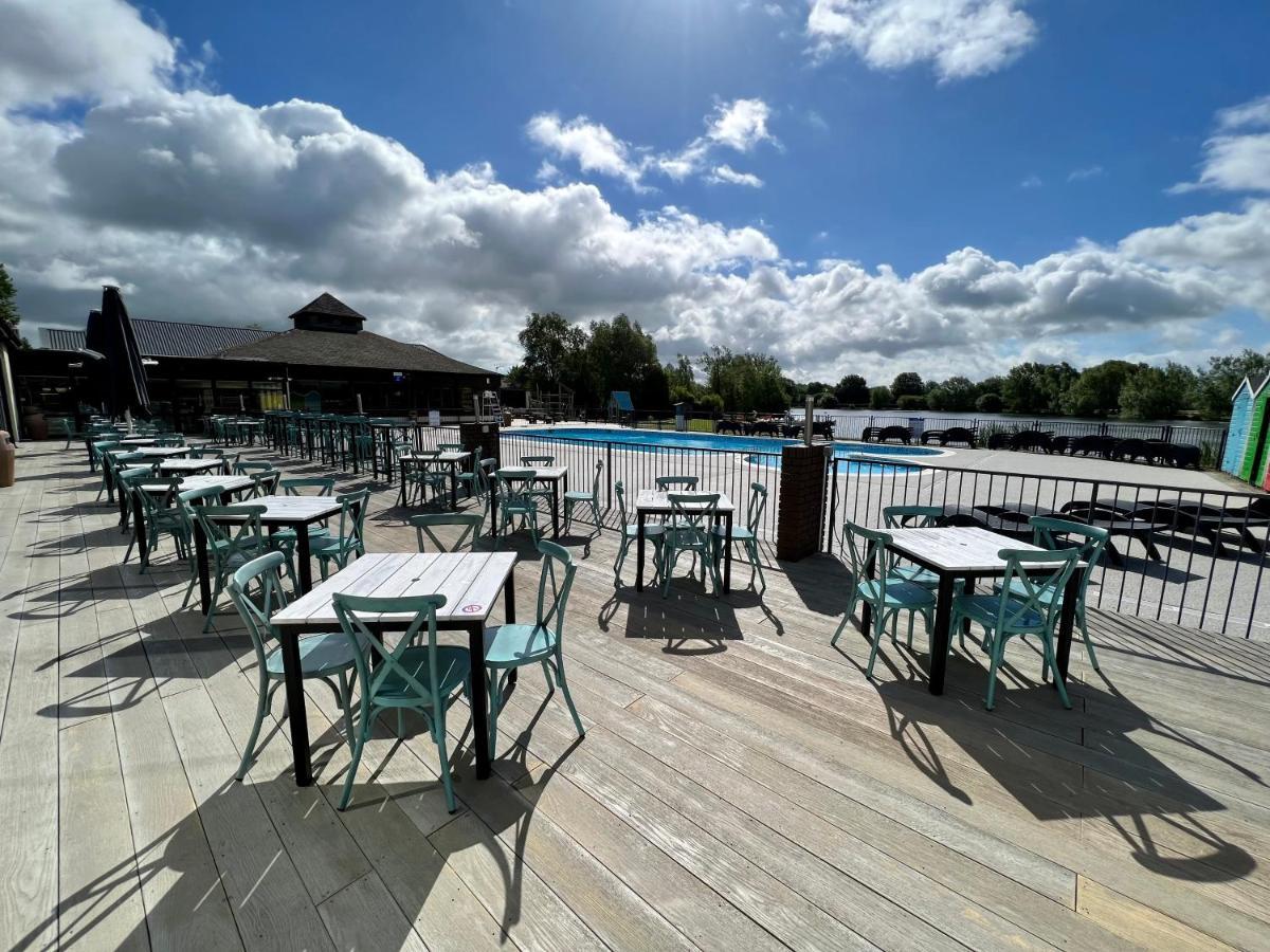 Mallard Corner, Cosy Cotswold Lakeview Lodge South Cerney Bagian luar foto