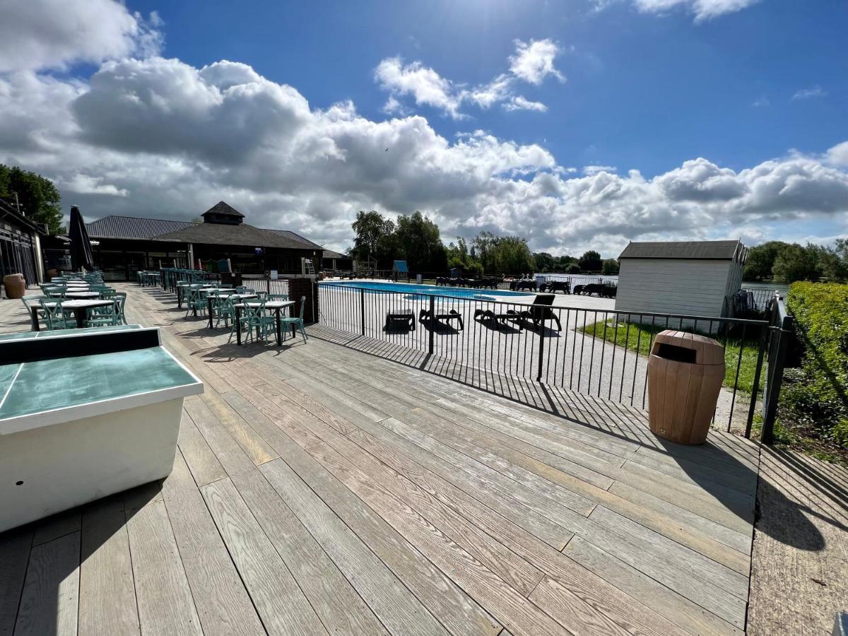 Mallard Corner, Cosy Cotswold Lakeview Lodge South Cerney Bagian luar foto