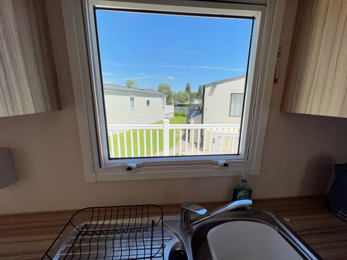 Mallard Corner, Cosy Cotswold Lakeview Lodge South Cerney Bagian luar foto