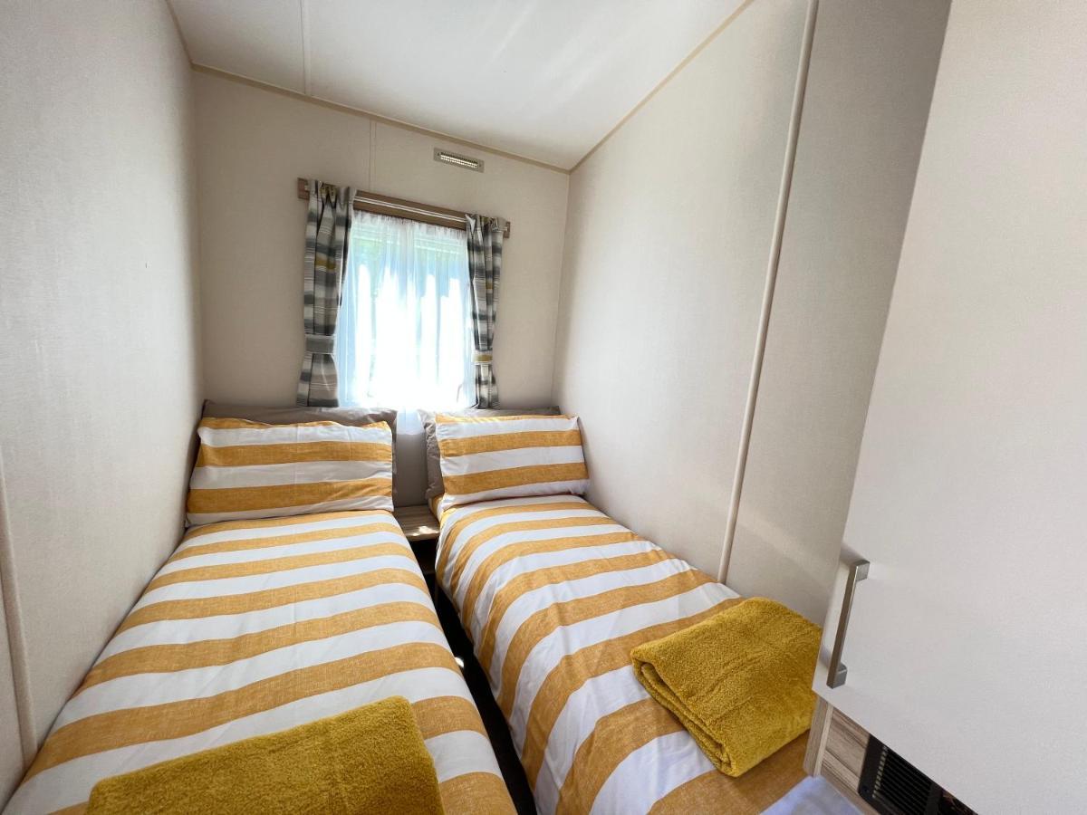 Mallard Corner, Cosy Cotswold Lakeview Lodge South Cerney Bagian luar foto