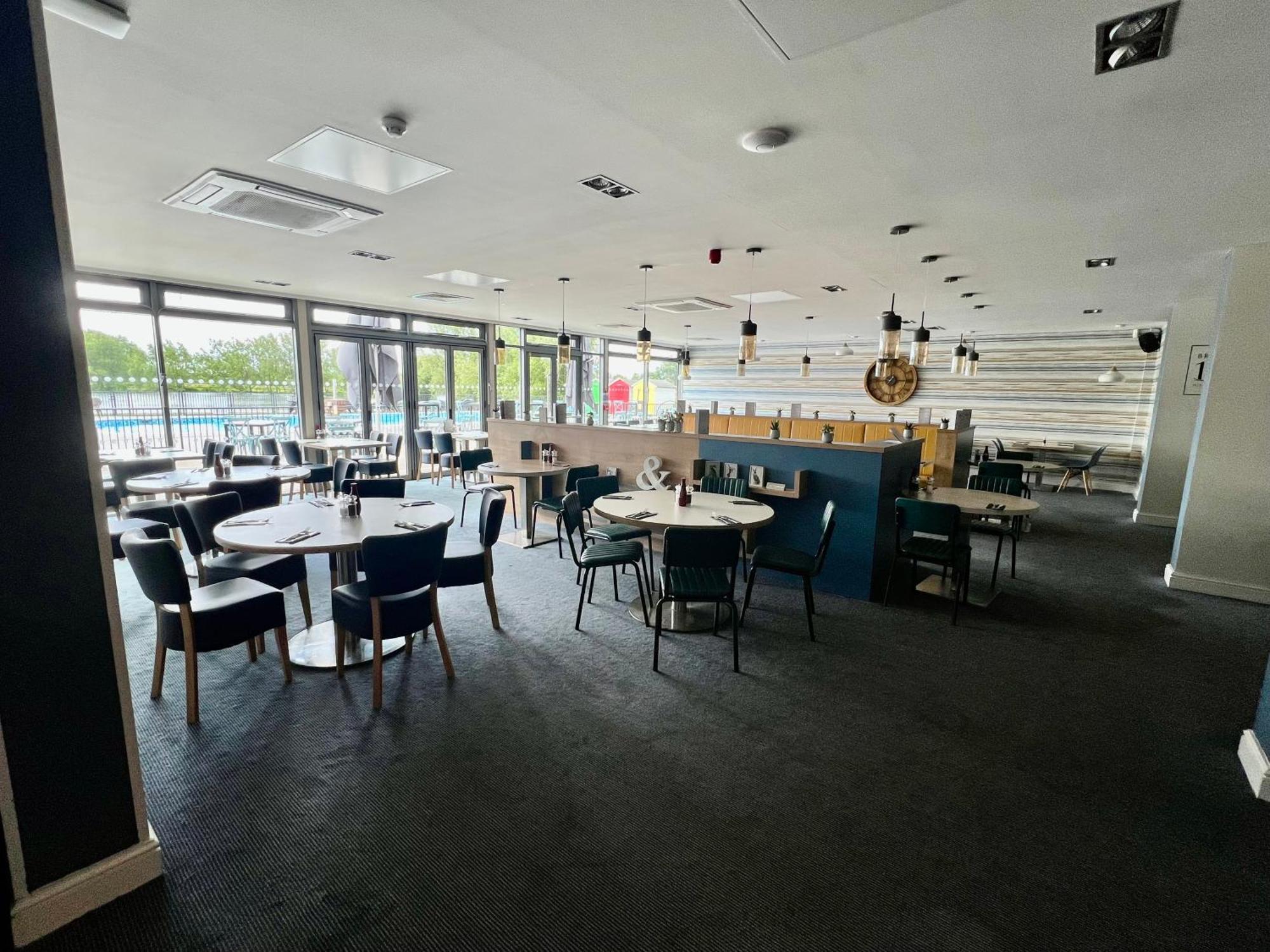 Mallard Corner, Cosy Cotswold Lakeview Lodge South Cerney Bagian luar foto